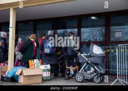 Przemysl, Pologne. 09th mars 2022. On voit des gens faire la queue pour retourner en Ukraine à la gare de Przemy?l G?ówny.plus de 2 millions d'Ukrainiens ont fui leur pays vers l'Europe en raison de l'invasion russe, selon les derniers chiffres du Haut Commissariat des Nations Unies pour les réfugiés (HCR). La plupart de ces réfugiés ont décidé d'aller en Pologne car c'est le pays le plus proche de Lviv, en Ukraine. Crédit : SOPA Images Limited/Alamy Live News Banque D'Images