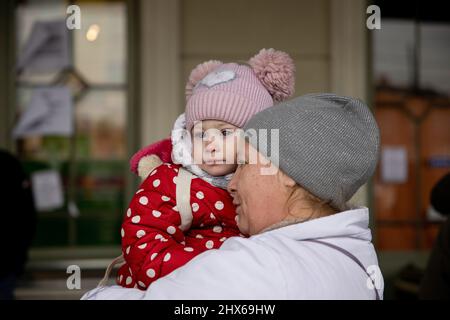 Przemysl, Pologne. 09th mars 2022. Une femme a vu tenir son enfant à la gare de Przemy?l G?ówny.plus de 2 millions d'Ukrainiens ont fui leur pays vers l'Europe en raison de l'invasion russe, selon les derniers chiffres du Haut Commissariat des Nations Unies pour les réfugiés (HCR). La plupart de ces réfugiés ont décidé d'aller en Pologne car c'est le pays le plus proche de Lviv, en Ukraine. Crédit : SOPA Images Limited/Alamy Live News Banque D'Images