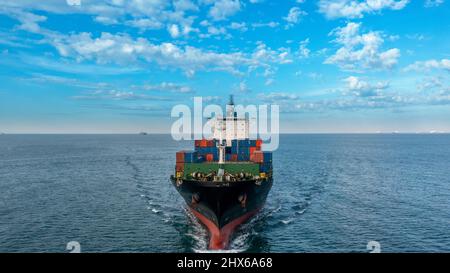 Vue latérale aérienne du navire de cargaison transportant le conteneur et courant pour l'exportation des marchandises du port de cour de cargaison à la technologie de concept océanique sur mesure transporte Banque D'Images