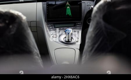 Console centrale d'une voiture électrique hybride Banque D'Images