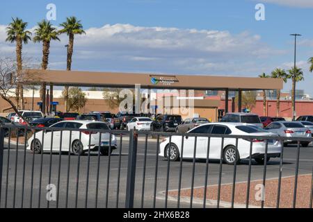 Las Vegas, Nevada, États-Unis. 9th mars 2022. Les longues files d'attente au sam's Club tandis que les prix de l'essence montent à Las Vegas, Nevada, en raison de l'invasion de l'Ukraine par la Russie le 09 mars 2022. Crédit : Dee CEE carter/Media Punch/Alay Live News Banque D'Images