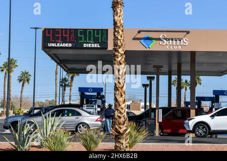 Las Vegas, Nevada, États-Unis. 9th mars 2022. Les longues files d'attente au sam's Club tandis que les prix de l'essence montent à Las Vegas, Nevada, en raison de l'invasion de l'Ukraine par la Russie le 09 mars 2022. Crédit : Dee CEE carter/Media Punch/Alay Live News Banque D'Images