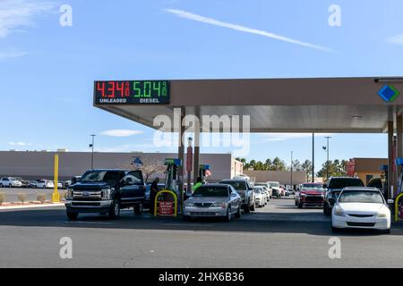 Las Vegas, Nevada, États-Unis. 9th mars 2022. Les longues files d'attente au sam's Club tandis que les prix de l'essence montent à Las Vegas, Nevada, en raison de l'invasion de l'Ukraine par la Russie le 09 mars 2022. Crédit : Dee CEE carter/Media Punch/Alay Live News Banque D'Images