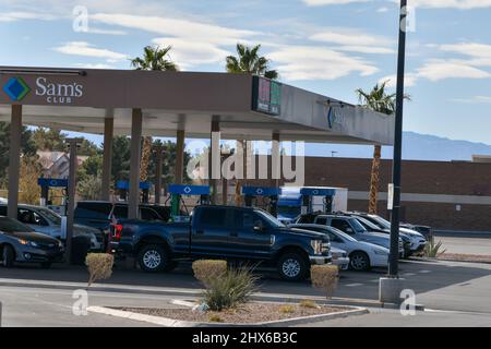 Las Vegas, Nevada, États-Unis. 9th mars 2022. Les longues files d'attente au sam's Club tandis que les prix de l'essence montent à Las Vegas, Nevada, en raison de l'invasion de l'Ukraine par la Russie le 09 mars 2022. Crédit : Dee CEE carter/Media Punch/Alay Live News Banque D'Images