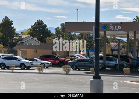 Las Vegas, Nevada, États-Unis. 9th mars 2022. Les longues files d'attente au sam's Club tandis que les prix de l'essence montent à Las Vegas, Nevada, en raison de l'invasion de l'Ukraine par la Russie le 09 mars 2022. Crédit : Dee CEE carter/Media Punch/Alay Live News Banque D'Images