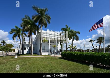 Le palais de justice du comté de Old collier et l'actuel hôtel de ville des Everglades à Everglades City, en Floride, le jour d'hiver ensoleillé. Banque D'Images