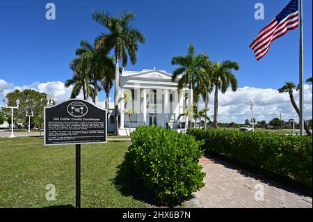 Le palais de justice du comté de Old collier et l'actuel hôtel de ville des Everglades à Everglades City, en Floride, le jour d'hiver ensoleillé. Banque D'Images