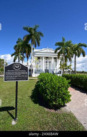 Le palais de justice du comté de Old collier et l'actuel hôtel de ville des Everglades à Everglades City, en Floride, le jour d'hiver ensoleillé. Banque D'Images