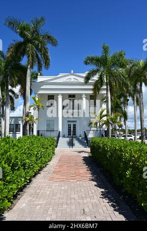 Le palais de justice du comté de Old collier et l'actuel hôtel de ville des Everglades à Everglades City, en Floride, le jour d'hiver ensoleillé. Banque D'Images