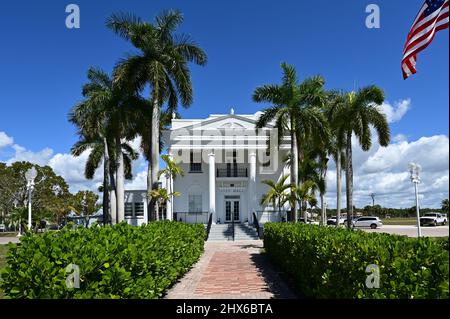 Le palais de justice du comté de Old collier et l'actuel hôtel de ville des Everglades à Everglades City, en Floride, le jour d'hiver ensoleillé. Banque D'Images