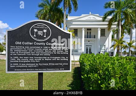 Le palais de justice du comté de Old collier et l'actuel hôtel de ville des Everglades à Everglades City, en Floride, le jour d'hiver ensoleillé. Banque D'Images