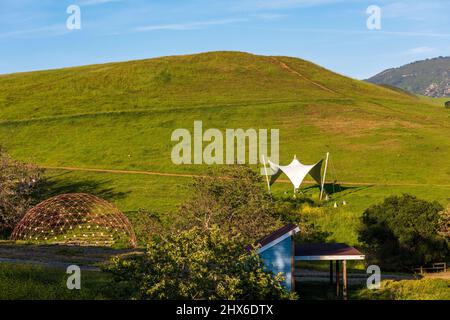 San Luis Obispo, CA /USA - 2 avril 2016 : collines vertes et structures expérimentales au cimetière Cal Poly Architecture. Banque D'Images