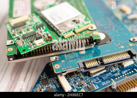 Technicien répare l'intérieur du téléphone portable par fer à souder. Circuit intégré. Concept de données, matériel, technologie. Banque D'Images