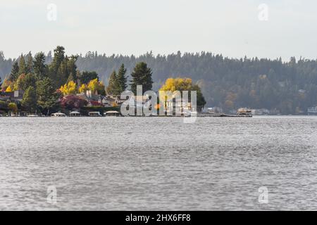 Vue sur la maison au bord du lac en automne, Washington State, États-Unis Banque D'Images