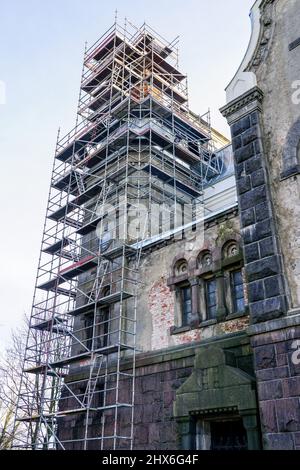 échafaudage de configuration compliquée pour la restauration et le remplacement du toit d'une tour d'église historique Banque D'Images