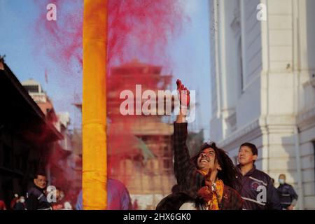 Bhaktapur, Bagmati, Népal. 10th mars 2022. Un homme lance une poudre de vermilion après avoir éréqué chir, un poteau en bois, pour marquer le début du festival Holi, à Basantapur, Katmandou. (Image de crédit : © Amit Machamasi/ZUMA Press Wire) Banque D'Images