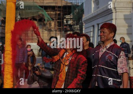 Bhaktapur, Bagmati, Népal. 10th mars 2022. Un homme lance une poudre de vermilion après avoir éréqué chir, un poteau en bois, pour marquer le début du festival Holi, à Basantapur, Katmandou. (Image de crédit : © Amit Machamasi/ZUMA Press Wire) Banque D'Images