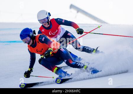 Pékin, Chine. 10th mars 2022. Paralympiques, ski alpin, hommes, slalom géant, malvoyants, Au Centre national de ski alpin: Neil Simpson (r) de Grande-Bretagne et guide Andrew Simpson en action. Credit: Christoph Soeder/dpa/Alay Live News Banque D'Images