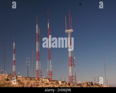 Une forêt d'antennes qui s'élance depuis le sommet du parc de South Mountain et qui se préserve à Phoenix, en Arizona. De nombreuses tours de télévision et de radio sont vues Banque D'Images