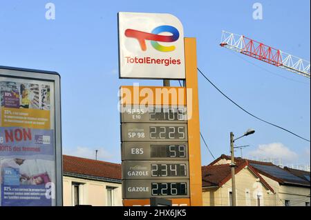 FRANCE. SEINE-SAINT-DENIS (93) ROMAINVILLE. 9 MARS 2022. LES PRIX DU CARBURANT SONT ÉLEVÉS ! STATION-SERVICE D'ÉNERGIE TOTALE Banque D'Images