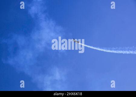 Avion volant.Avion en formation pendant un exposition de acrobaties aériennes pendant qu'ils roulent et roulent dans le ciel.Défaillance du moteur de plan.L'avion se bloque.Chute d'un avion en panne Banque D'Images