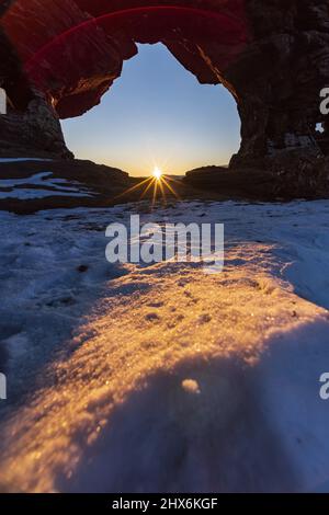 FRANCE, Alsace, Bas-Rhin (67), Parc naturel régional des Vosges du Nord, rochers de Wachtfels en hiver Banque D'Images