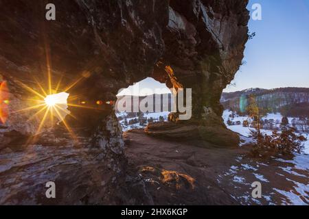 FRANCE, Alsace, Bas-Rhin (67), Parc naturel régional des Vosges du Nord, rochers de Wachtfels en hiver Banque D'Images