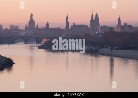 Dresde, Allemagne. 10th mars 2022. La toile de fond de la vieille ville avec la Frauenkirche (l-r), le Ständehaus, la Hofkirche catholique, le Hausmannsturm, le Rathaustturm et le Kreuzkirche au lever du soleil. Credit: Sebastian Kahnert/dpa-Zentralbild/dpa/Alay Live News Banque D'Images