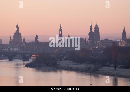 Dresde, Allemagne. 10th mars 2022. La toile de fond de la vieille ville avec la Frauenkirche (l-r), le Ständehaus, la Hofkirche catholique, le Hausmannsturm, le Rathaustturm et le Kreuzkirche au lever du soleil. Credit: Sebastian Kahnert/dpa-Zentralbild/dpa/Alay Live News Banque D'Images