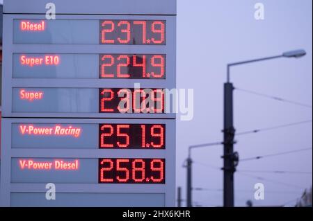 Dresde, Allemagne. 10th mars 2022. Un tableau des prix affiche les prix de l'essence dans une station-service. La guerre en Ukraine a pour la première fois fait monter le prix de l'essence au-dessus du seuil de deux euros. Credit: Sebastian Kahnert/dpa-Zentralbild/dpa/Alay Live News Banque D'Images