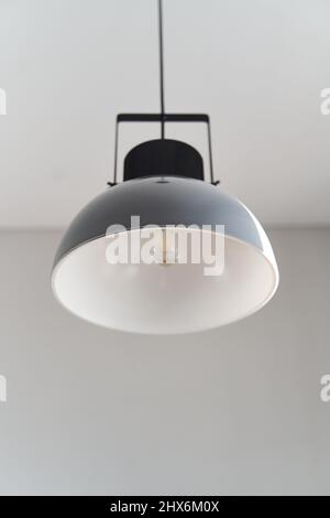 Lustre moderne en forme de loft gris. Lampe à incandescence style loft. Banque D'Images