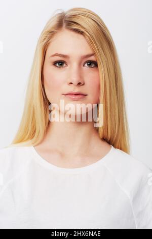 Naturel, jeune et absolument magnifique. Une jolie jeune blonde isolée sur un fond blanc. Banque D'Images