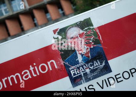 Les affiches pour la campagne électorale présidentielle de 2022 fleurissent sur les murs de la ville, avant d'être très rapidement arrachées par les gluers opposés. Toulouse (France), 9 mars 2022. Photo de Patrick Batard/ABACAPRESS.COM Banque D'Images