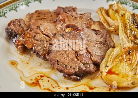 Côtes de bœuf dans le ragoût de chicorée du four. Cuisine française gastronomique. Banque D'Images