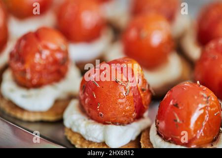 Hors-d'œuvre avec fromage ricotta et tomates cerises sur le plateau de service Banque D'Images