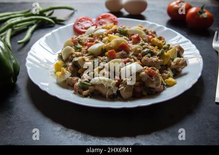 Cuisine continentale fromage légumes augratin servi dans une assiette blanche. Gros plan. Banque D'Images