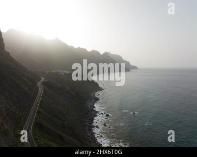 Plage volcanique des Rocheuses entourée de hautes montagnes et de falaises vue aérienne sur les drones. Tenerife Espagne Iles Canaray Europe. Banque D'Images