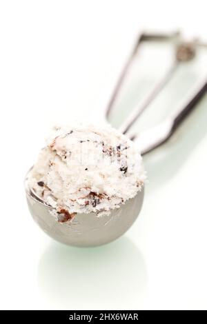 Une cuillère de crème glacée stracciatella isolée sur fond blanc Banque D'Images