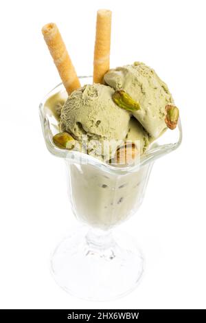 sundae à la crème glacée au pistache avec gaufres et grains de pistache isolés sur fond blanc - vue du dessus Banque D'Images