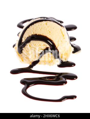 Glace à la vanille avec sauce au chocolat sur fond blanc Banque D'Images