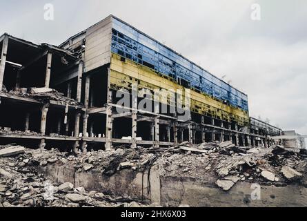 Le concept des séquelles de la guerre. Illustration de la destruction après la guerre en Ukraine. Conséquences des bombardements par obus d'artillerie et air St Banque D'Images