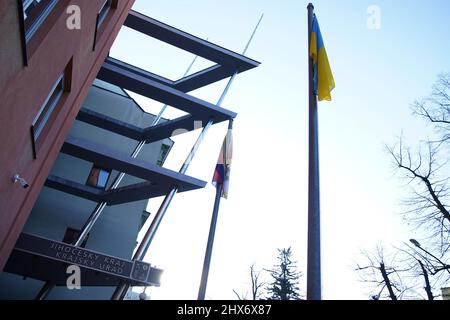 Ceske Budejovice, République tchèque. 10th mars 2022. Le Bureau régional de la Bohème du Sud a hissé le drapeau tibétain, à gauche, sur l'hôtel de ville, le 10 mars 2022, à Budweis, République tchèque, Dans le drapeau pour le jour du Tibet. Le drapeau de droite est le drapeau de l'Ukraine qui a été envahi par la Russie. Crédit : Jan Homolka/CTK photo/Alay Live News Banque D'Images