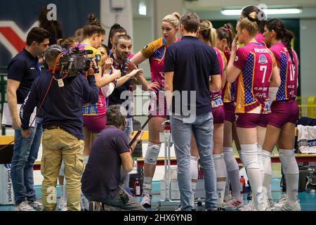 MARCO GASPARI (entraîneur Vero Volley Monza) avec l'équipe pendant le temps passé pendant les finales de trimestre - Vero Volley Monza vs Carraro Imoco Volley Conegliano, CEV Champions League les femmes de volley-ball match à Monza (MB), Italie, mars 09 2022 Banque D'Images