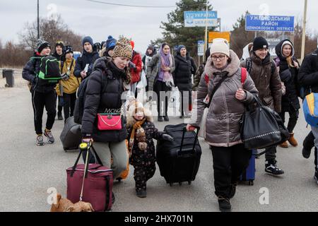 Non exclusif: UZHHORORD, UKRAINE - 09 MARS 2022 - des réfugiés avec enfants et bagages sont vus au point de contrôle d'Uzhgorod-Vysne Nemecke sur l'Ukraine Banque D'Images