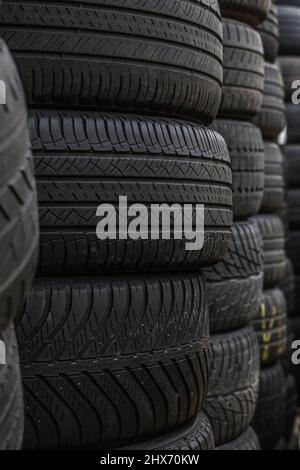 Vieux pneus empilés dans un atelier de pneus Banque D'Images