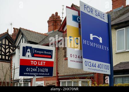 Pour la vente, plusieurs enseignes à vendre en dehors d'une propriété sur le marché, marché du logement au Royaume-Uni Banque D'Images