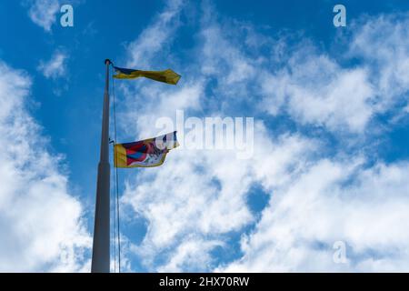 Hradec Kralove, République tchèque. 10th mars 2022. L'hôtel de ville de Hradec Kralove a hissé le drapeau tibétain, vers le bas, le 10 mars 2022, à Hradec Kralove, République tchèque, dans le drapeau de la Journée du Tibet. Le drapeau supérieur est le drapeau de l'Ukraine qui a été envahi par la Russie. Crédit : David Tanecek/CTK photo/Alay Live News Banque D'Images