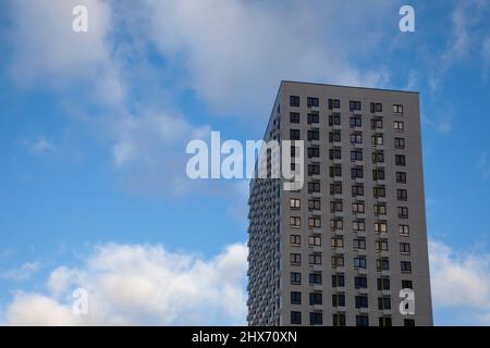 Nouveau bâtiment en hauteur contre le ciel bleu. Banque D'Images