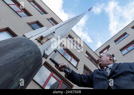 Hradec Kralove, République tchèque. 10th mars 2022. L'hôtel de ville de Hradec Kralove a hissé le drapeau tibétain, le 10 mars 2022, à Hradec Kralove, République tchèque, Dans le drapeau pour le jour du Tibet. Crédit : David Tanecek/CTK photo/Alay Live News Banque D'Images