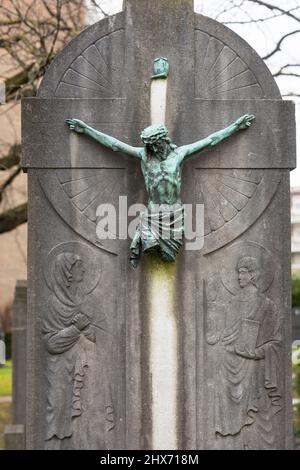 Crucifix avec Jésus suspendu sans jambes sur une pierre tombale aux pays-Bas Banque D'Images